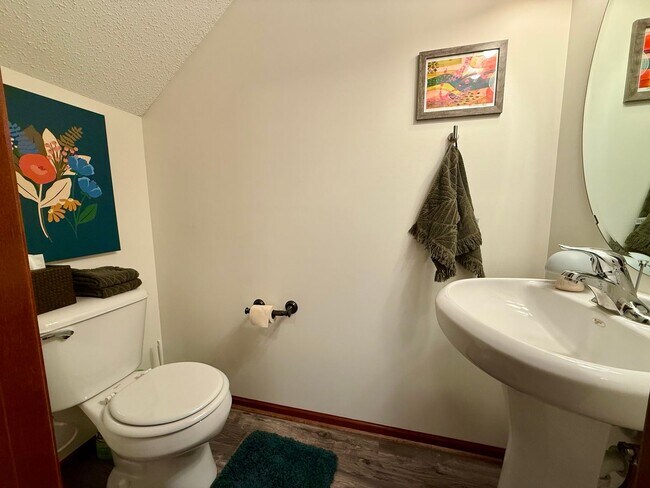 Building Photo - Great 3BR/2BA End Unit Elk River Townhome Available June!