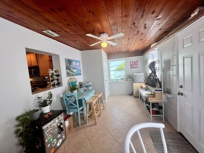 Building Photo - 2 Bed/1Bath/1 Car Garage Home