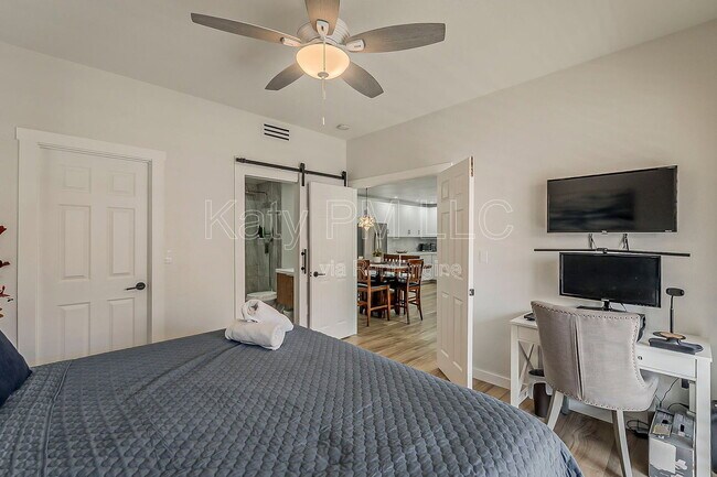 Building Photo - 9708 E Vía Linda