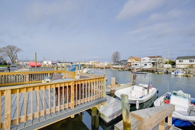 Building Photo - 1017 California Pl S