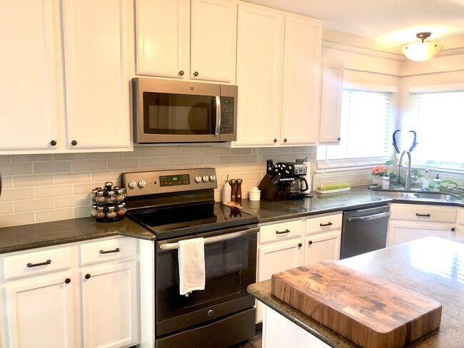 Building Photo - 1258 N Deckers Pl