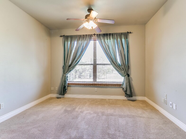 Building Photo - 2525 SE 13th St