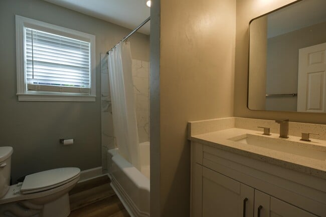 Building Photo - 1501 Sharon Rd