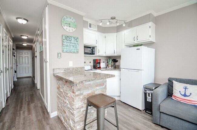 Building Photo - 6102 Seawall Blvd