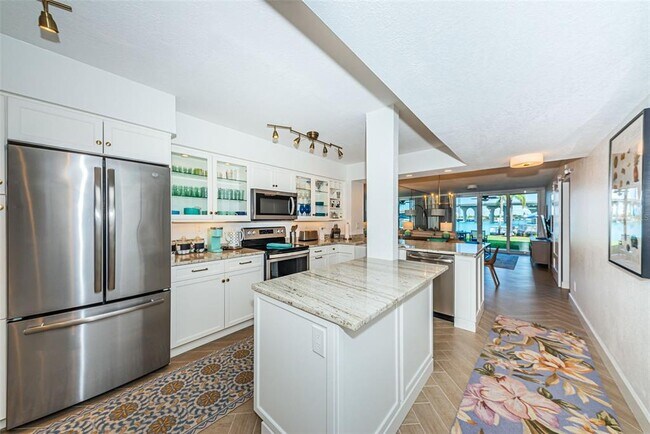 Building Photo - 5901 Bahia Del Mar Cir N