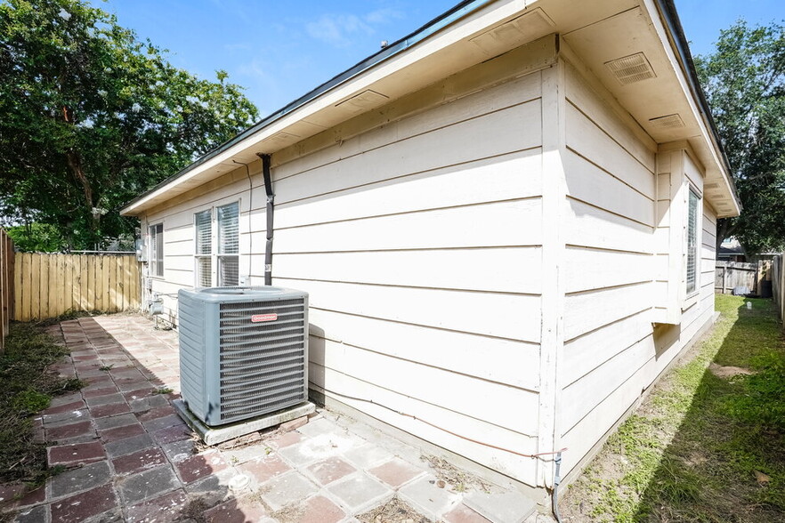 Building Photo - 6615 Bluebottle Ln