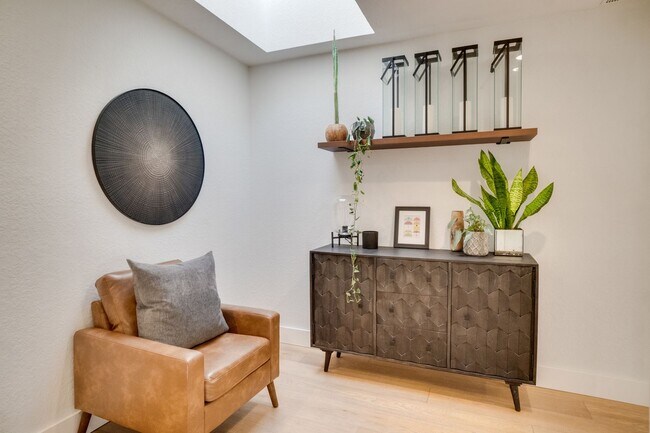 Building Photo - Exquisite 3 bedroom 2.5 bath two-story Executive Condo in Winter Park with 2-Car Garage