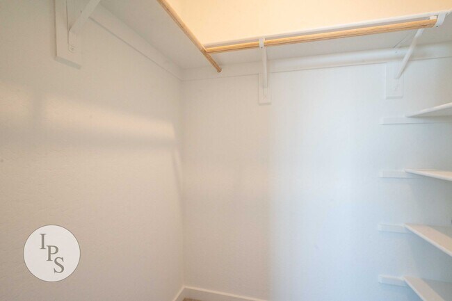 Building Photo - 2808 N Vahe Ave