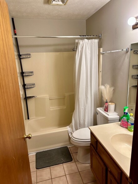 Building Photo - 2610 Mayfield Dr