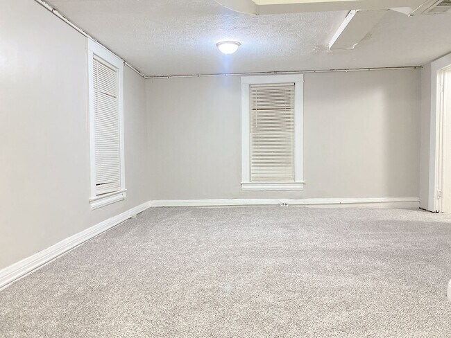 Building Photo - Large 2 bed 1 bath house