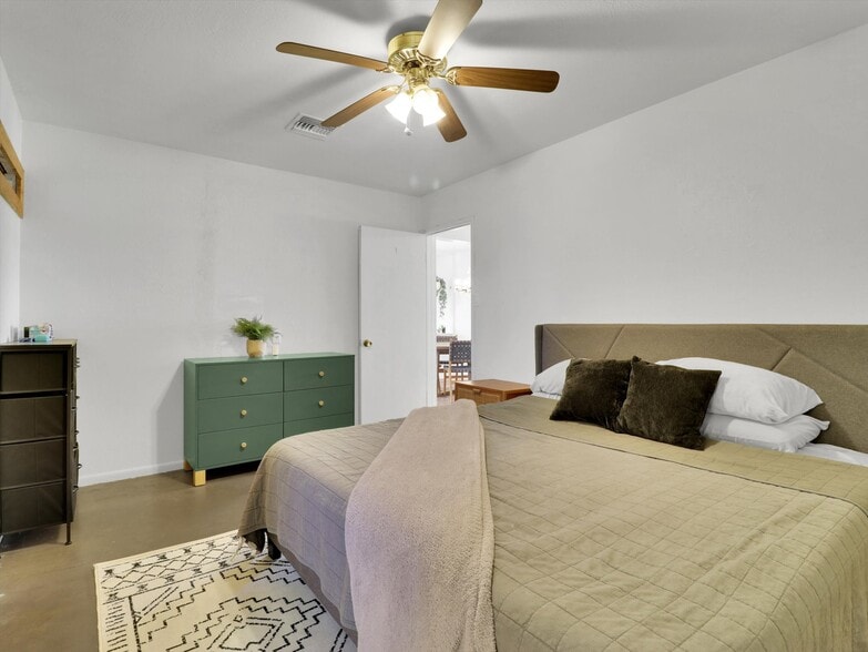 Building Photo - 1022 E Keim Dr