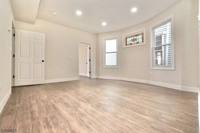 Building Photo - 282 Woodside Ave