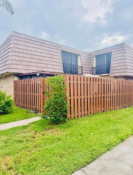 Building Photo - 922 Springdale Cir