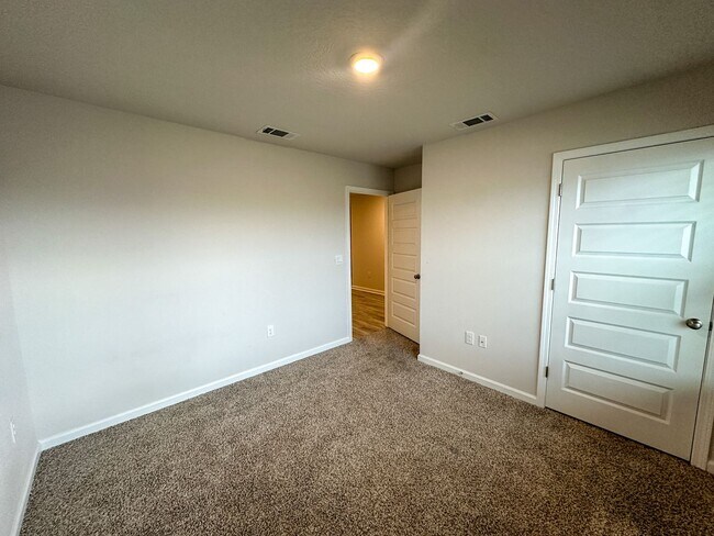 Building Photo - 4 bedroom 2 bath home in the Woodlands Subdivision in Milton, FL!