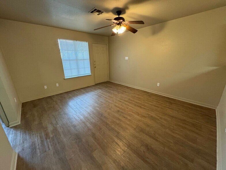 Building Photo - 408 Brittney Way