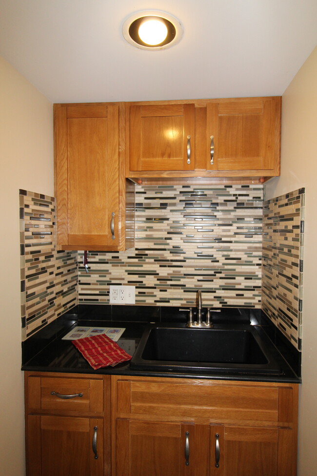 Tiled backspash - 251 Lake Shore Dr N