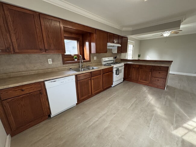 Building Photo - CHATHAM CHARM?! YES, PLEASE.