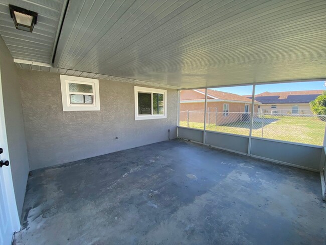 Building Photo - FULLY RENOVATED and spacious 4-bedroom, 2-...