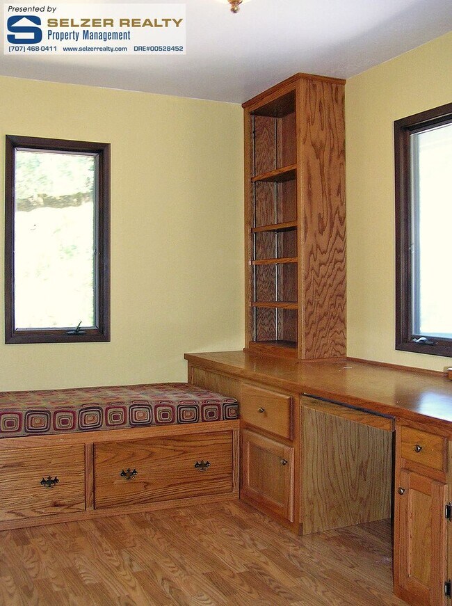 Building Photo - Spacious & fully equipped 4+ bd. home in Deerwood Estates!