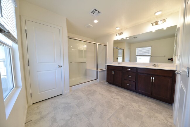 Building Photo - 5 Bed 3 1/2 Bath,  Beautiful home in gated community!