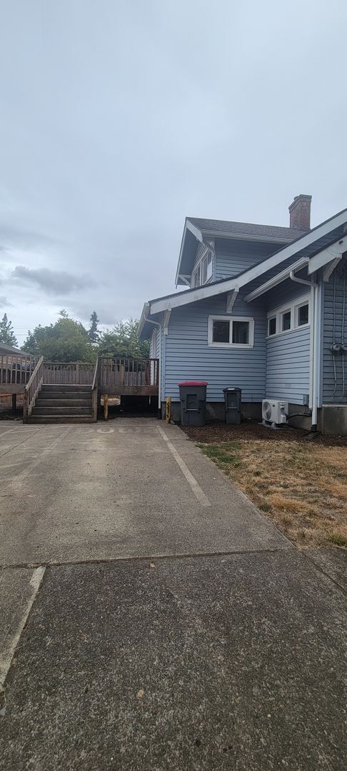 Building Photo - Downstairs unit @1034 NE Davis St - Lowered Price!