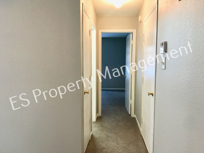 Building Photo - Beautiful 3 Bedroom 2 Bathroom Ranch Style Home in Lawrence!