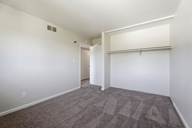 Building Photo - FULLY REMODELED MODERN SPACIOUS TOWNHOUSE!!!