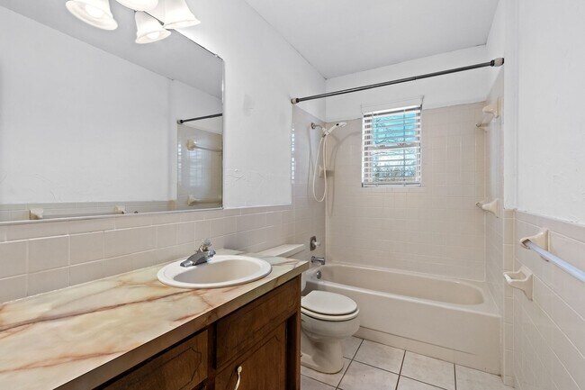 Building Photo - Beautiful Home in Springdale with Sunroom!