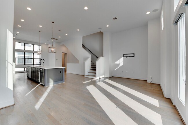 Building Photo - 2928 Lamar St