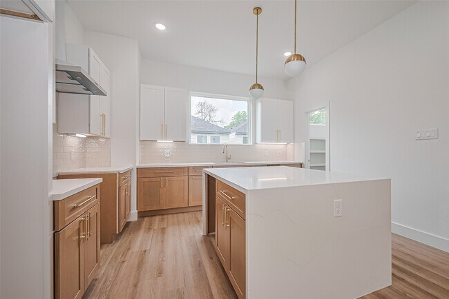 Building Photo - 6021 Maybell St