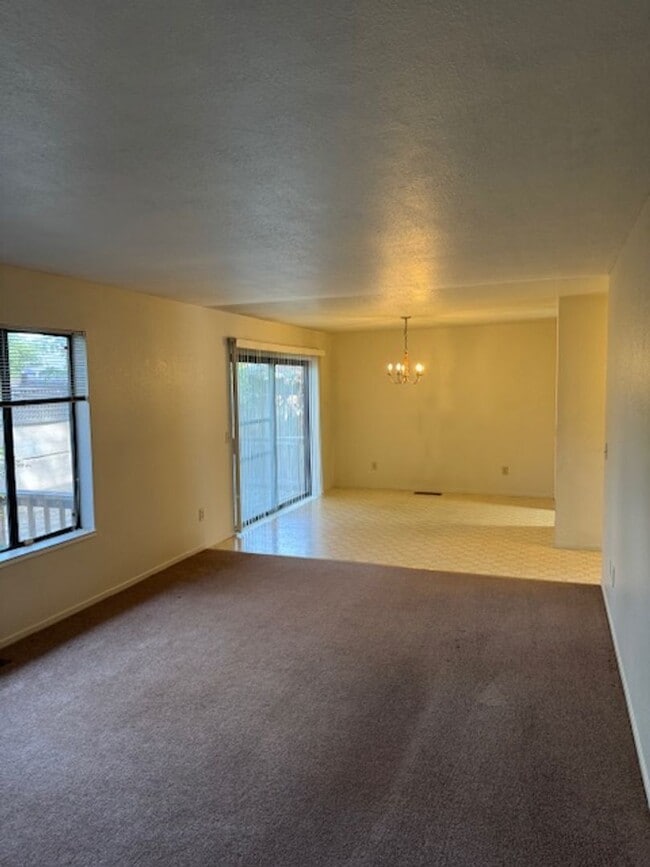 Building Photo - 2 Bedroom Home