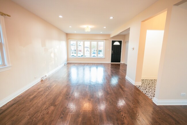 Building Photo - 7916 McVicker Ave