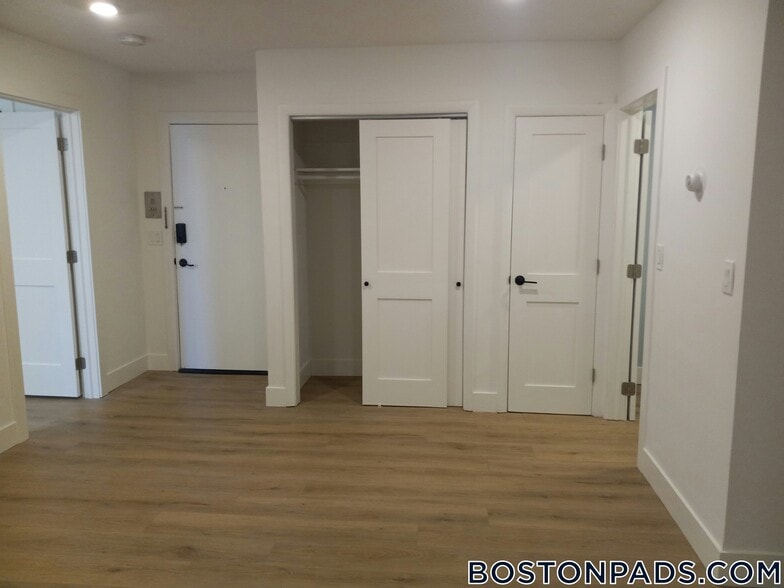 Building Photo - 740 E 7th St