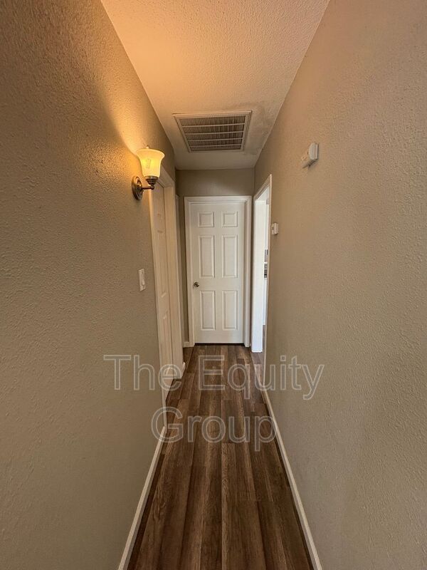 Building Photo - 505 N Lovers Ln