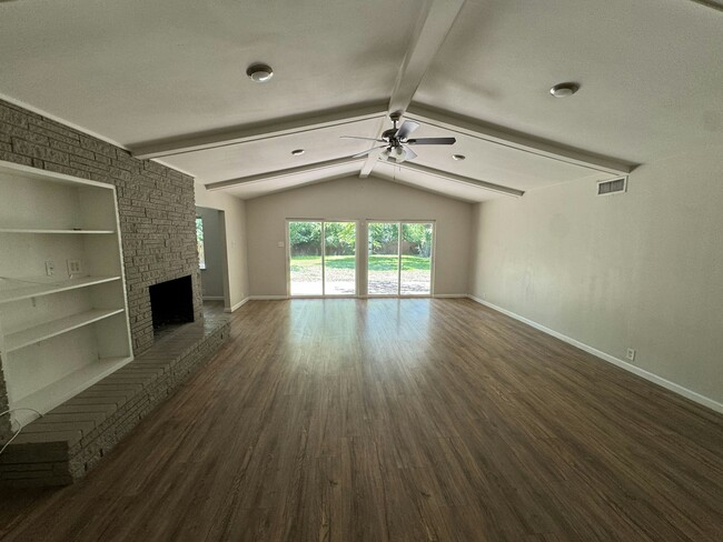 Building Photo - 640 Glen Oaks Blvd