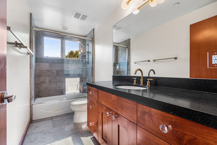 Downstairs shared bathroom (or dedicated to Bedroom 2) - 1542 Manhattan Beach Blvd