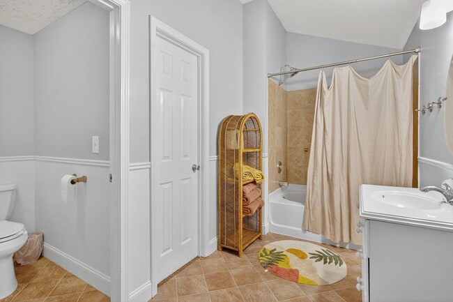 Building Photo - Fully Furnished Home with an Incredible Mi...