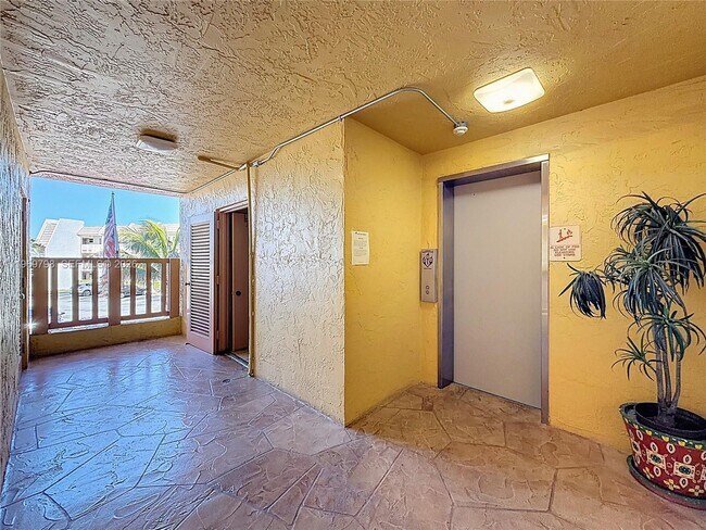 Building Photo - 6750 Royal Palm Blvd