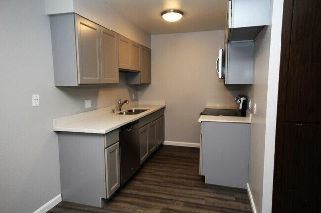 Building Photo - GREAT 1ST FLOOR CONDO