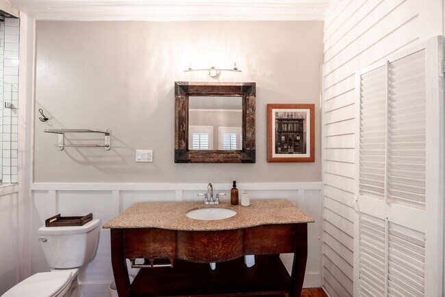 Building Photo - Downtown home walking distance to Mercer L...