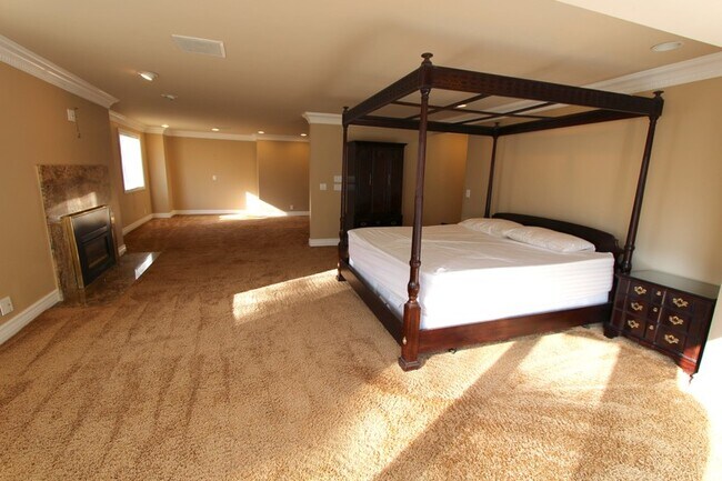 Building Photo - 3333 Deer Hollow Dr