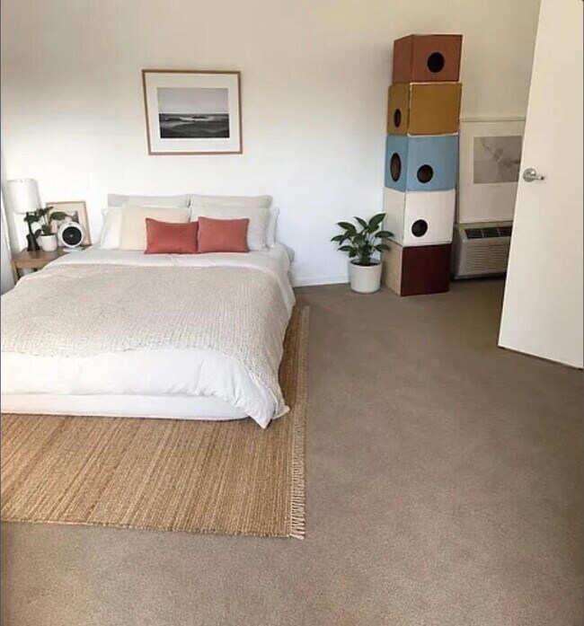 Building Photo - MODERN TOWNHOME, 2 EN SUITE BEDROOMS ON SEPARATE LEVELS, PRIVATE ROOF DECK WITH SUNSET VIEWS