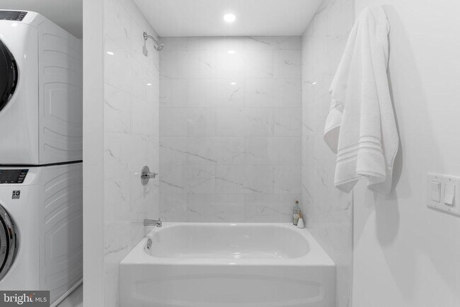 Building Photo - 240 Hermitage St