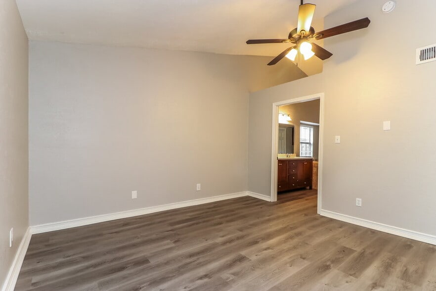 Building Photo - 2321 Clareton Dr