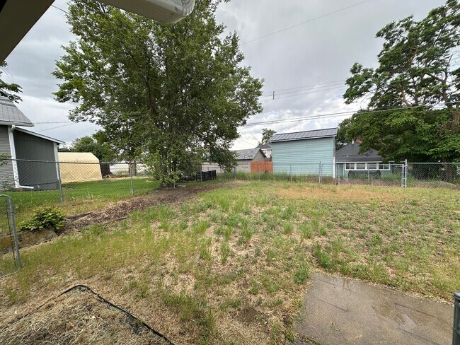 Building Photo - Fantastic 4 Bedroom 2 Bath Northside Home