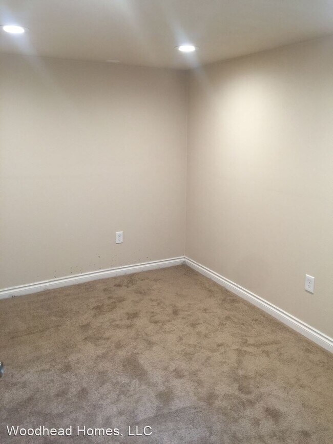 Building Photo - 815 E 8th Ave