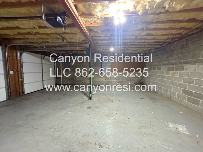 Building Photo - Beautiful 3 BR/3Bath in well sought after neighborhood !