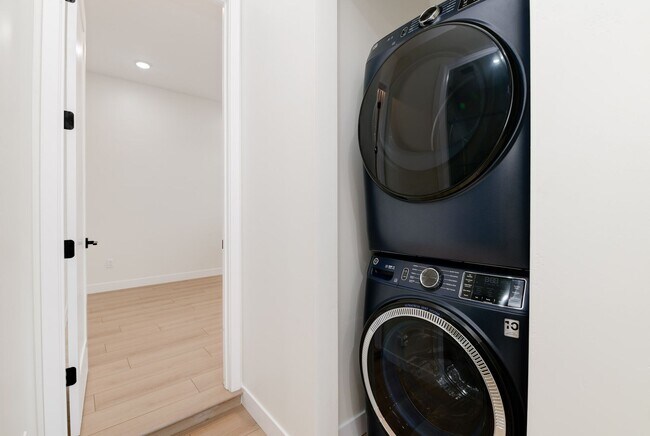 Building Photo - 5142 Los Robles Dr