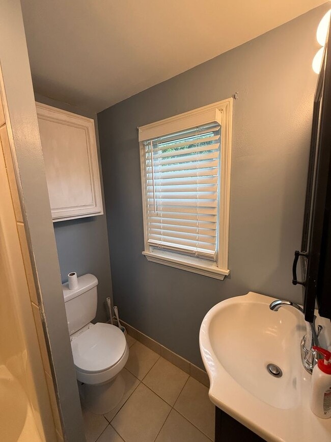 Building Photo - Charming Cape Cod Near Airport with Modern...