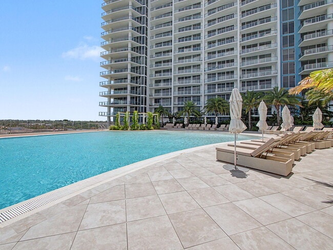 Building Photo - 220 Lake Shore Dr